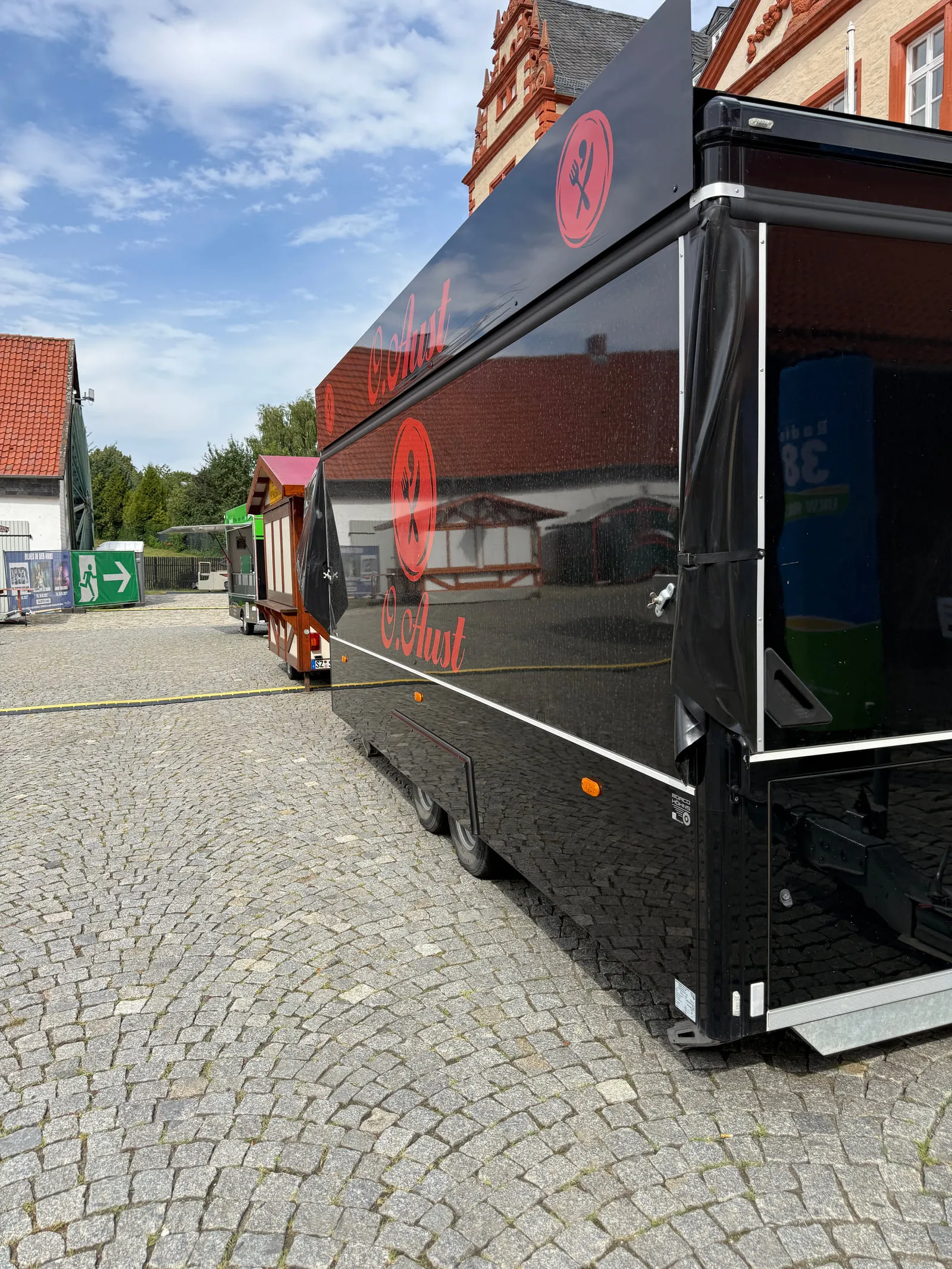Der große Cateringwagen von Aust Catering auf dem Weg zum Einsatzort