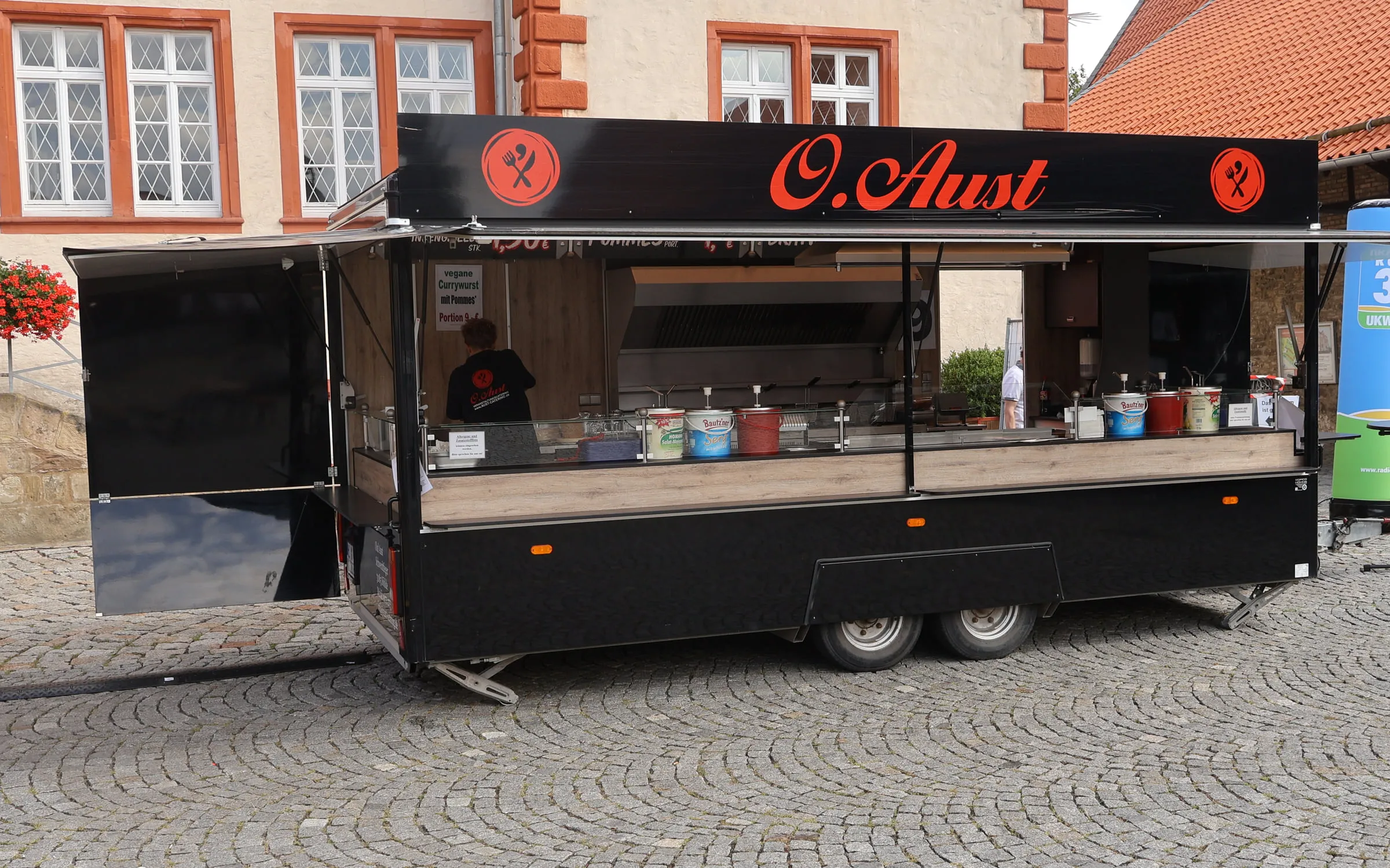 Der große Cateringwagen von Aust Catering mit geöffneter Seitenklappe auf dem Hof von Schloss Salder